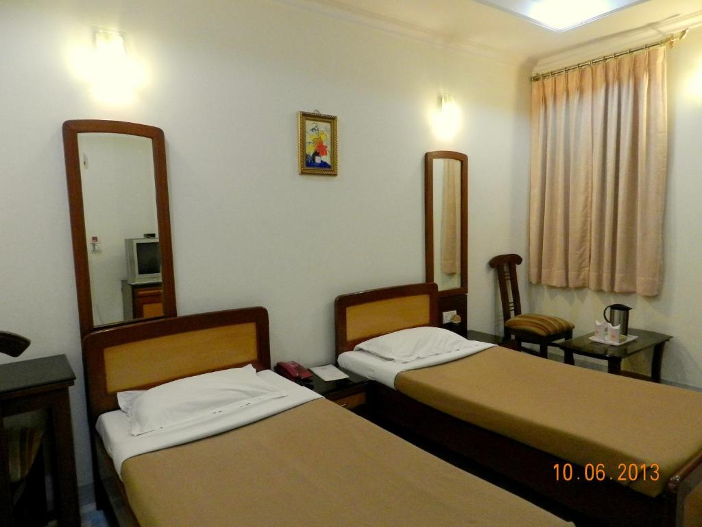 Postel nebo postele na pokoji v ubytování Hotel Tara Palace, Chandni Chowk