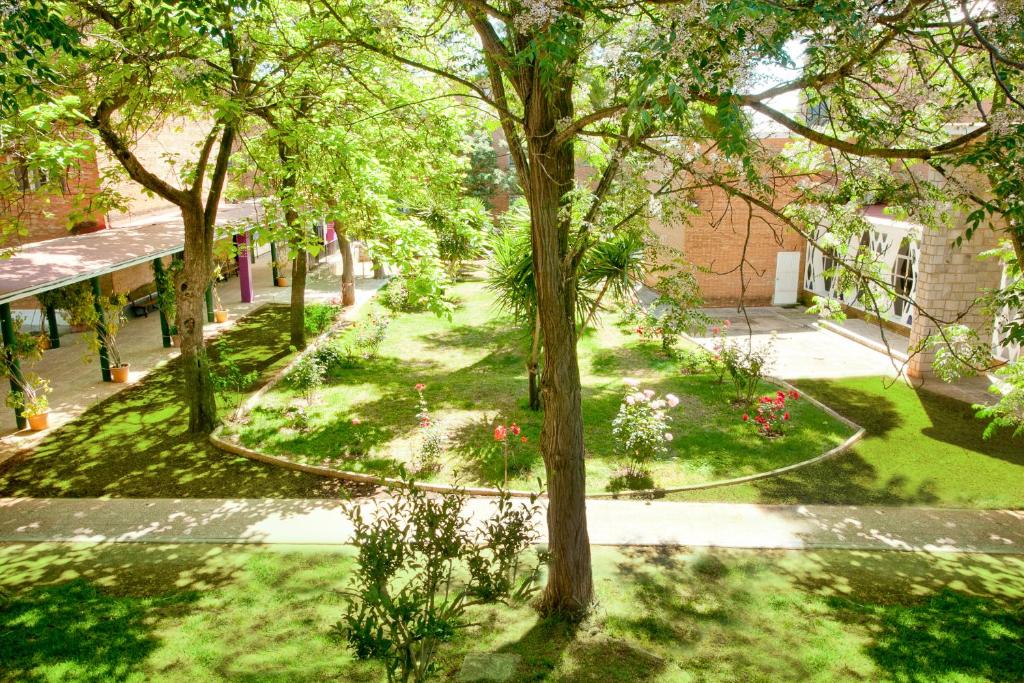 una vista aérea de un jardín con árboles y césped en Lantana Garden, en Pilas