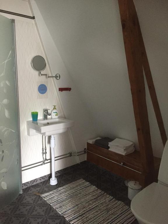 Postel nebo postele na pokoji v ubytování Mellangården i Äpplerum