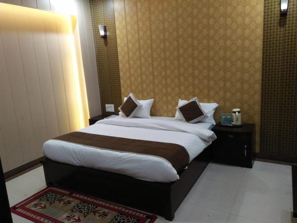 Postel nebo postele na pokoji v ubytování Hotel Agra Dazzling East Gate