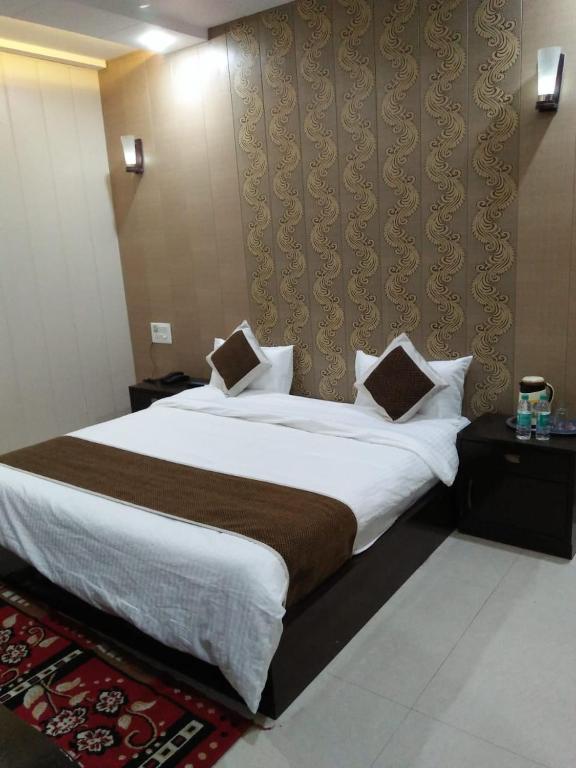 Postel nebo postele na pokoji v ubytování Hotel Agra Dazzling East Gate
