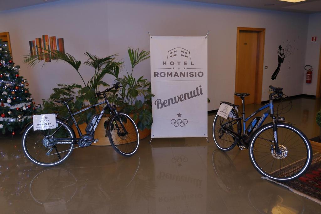 Jízda na kole v ubytování Hotel Romanisio nebo okolí