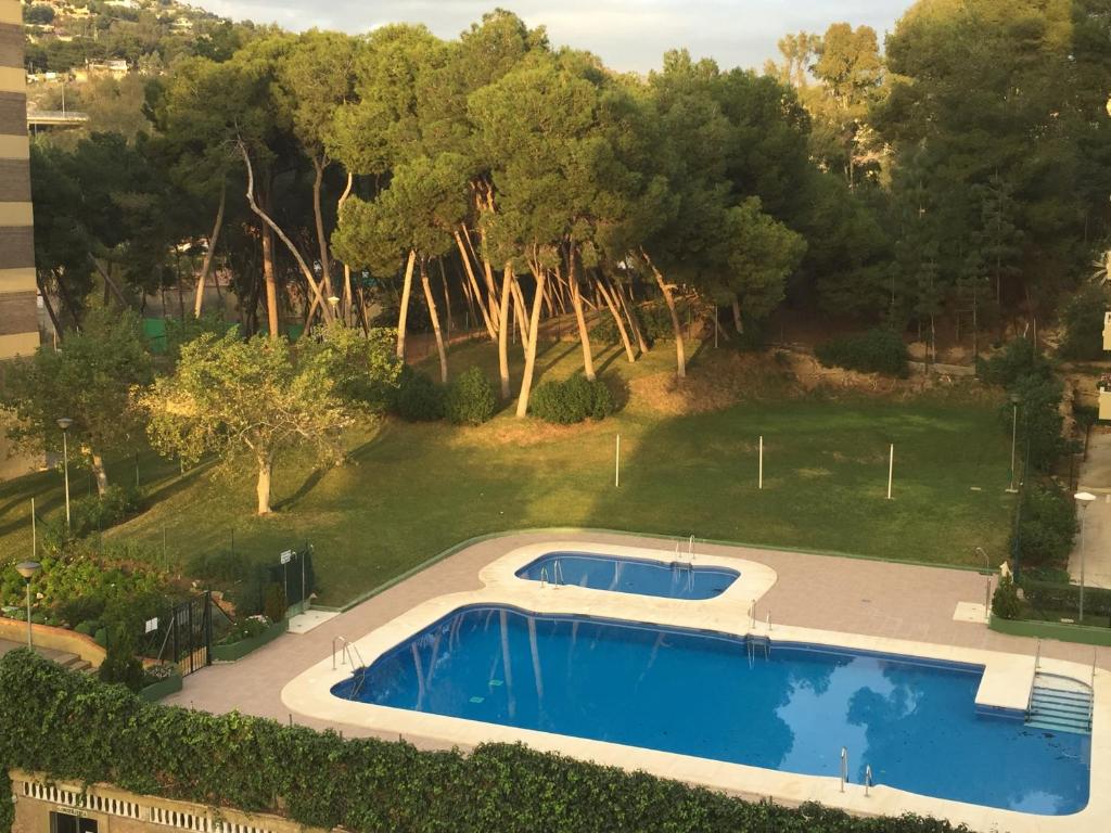 vista sul tetto di una piscina in un cortile di Málaga en familia a Málaga