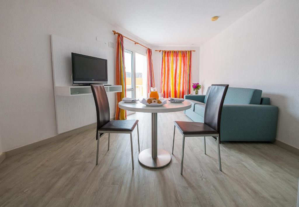 TV a/nebo společenská místnost v ubytování Checkin Bungalows Atlántida