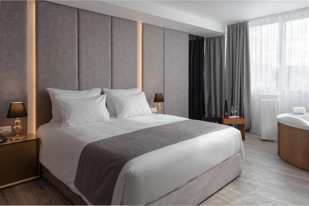 Postel nebo postele na pokoji v ubytování Elia Ermou Athens Hotel