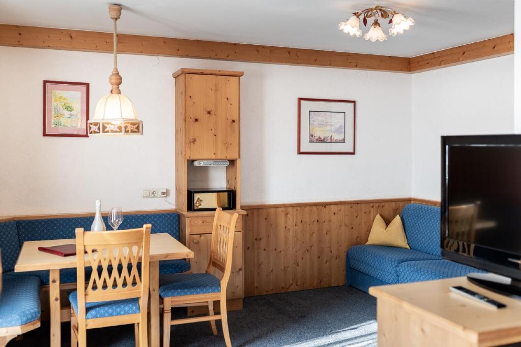 TV a/nebo společenská místnost v ubytování Hotel Alpenrose
