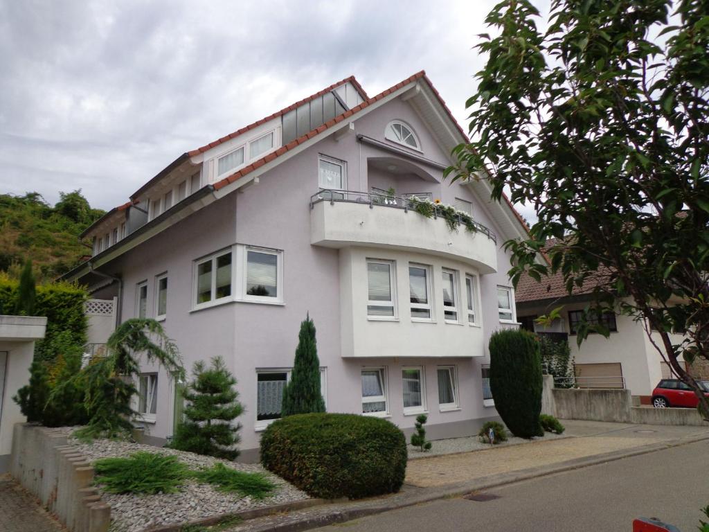 une maison blanche avec beaucoup de fenêtres dans l'établissement Haus am Weinberg 2, à Endingen am Kaiserstuhl