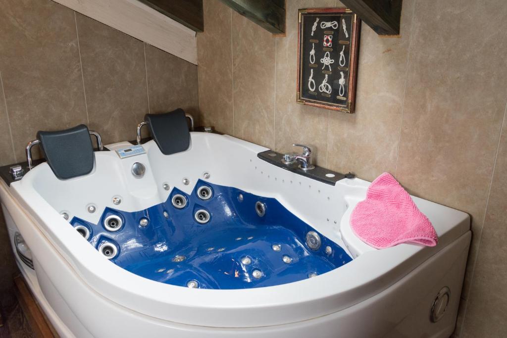 Luna del Valle - Jacuzzi privado en la habitación en Llanes