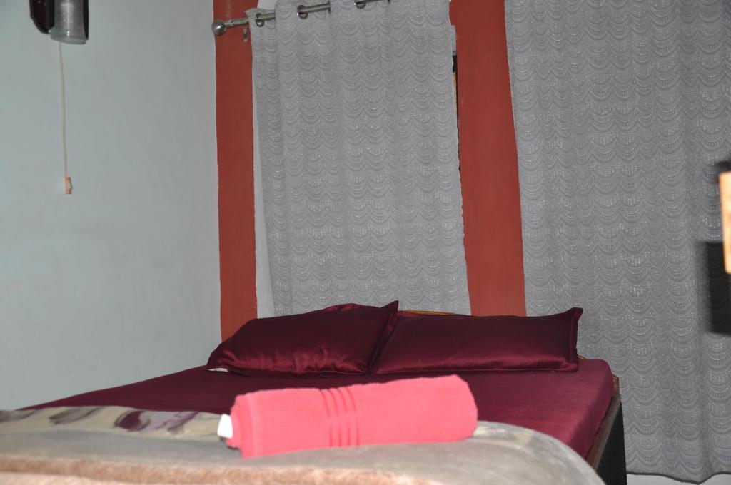 Postel nebo postele na pokoji v ubytování Ganga Fuji Home