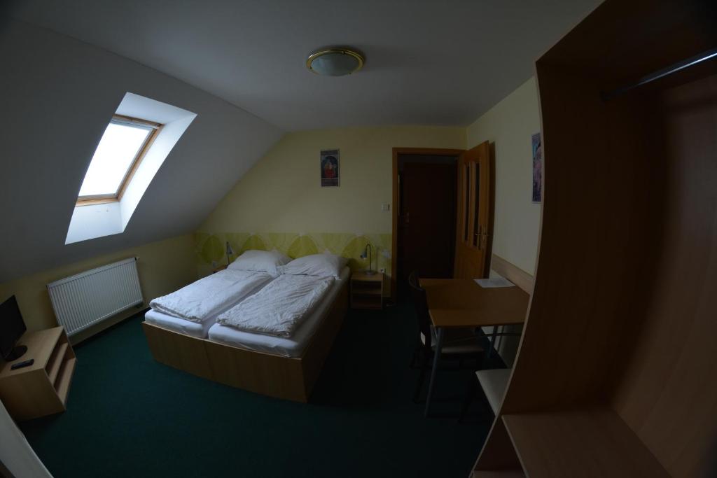 Postel nebo postele na pokoji v ubytování Penzion u Bednářů