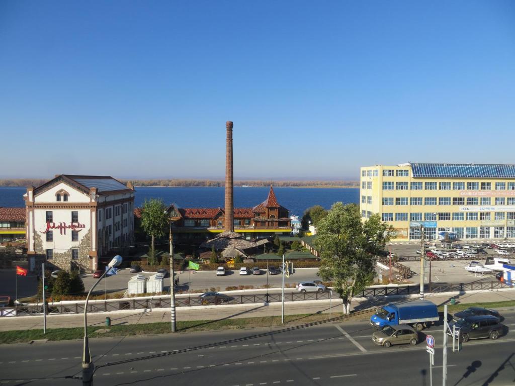 vista di una strada in una città con un largeermottermott di Korona Hotel a Samara