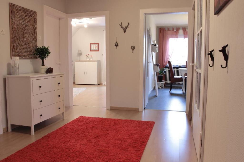 ein Wohnzimmer mit einem roten Teppich auf dem Boden in der Unterkunft Haus Kolmesfeld in Sensweiler
