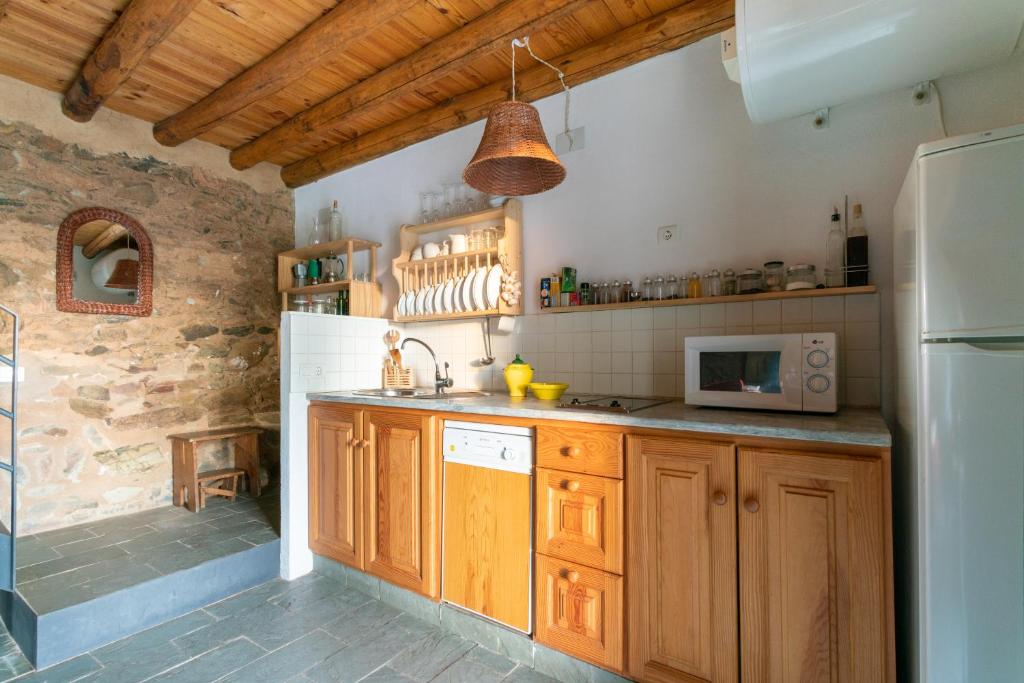 Una cocina o zona de cocina en Casa de los Curas, chimenea 2 Hab 4 Pers Max