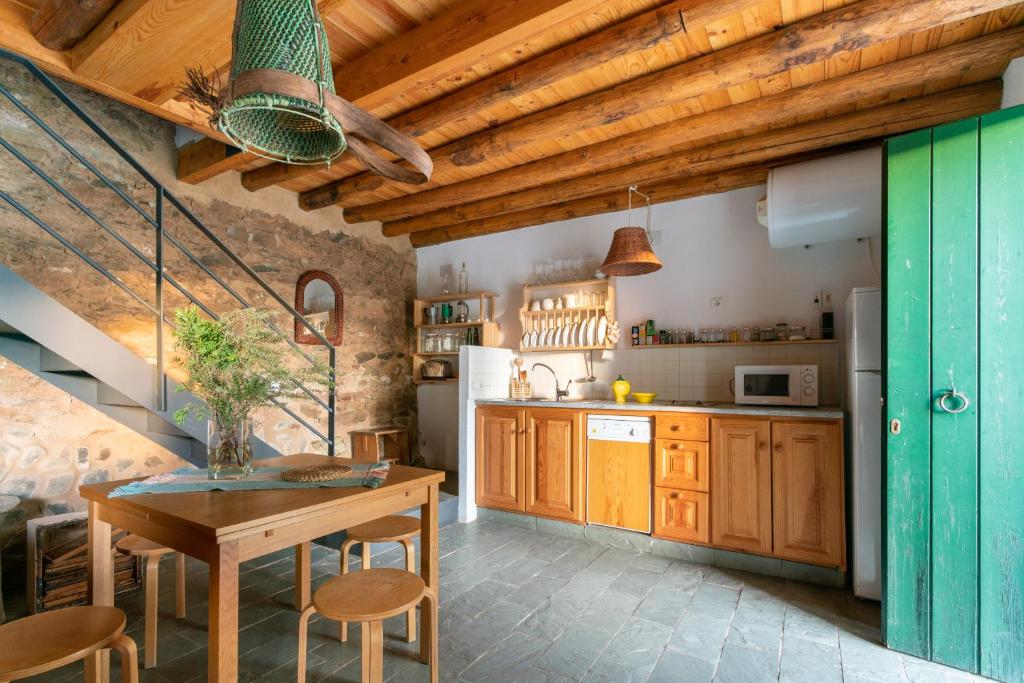Una cocina o zona de cocina en Casa de los Curas, chimenea 2 Hab 4 Pers Max