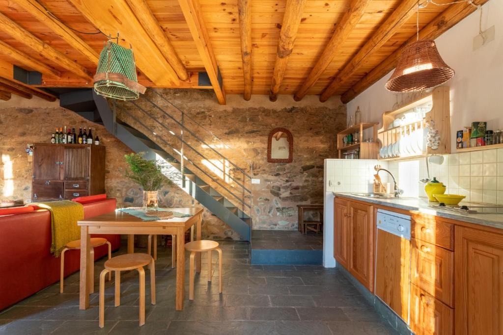 Una cocina o zona de cocina en Casa de los Curas, chimenea 2 Hab 4 Pers Max