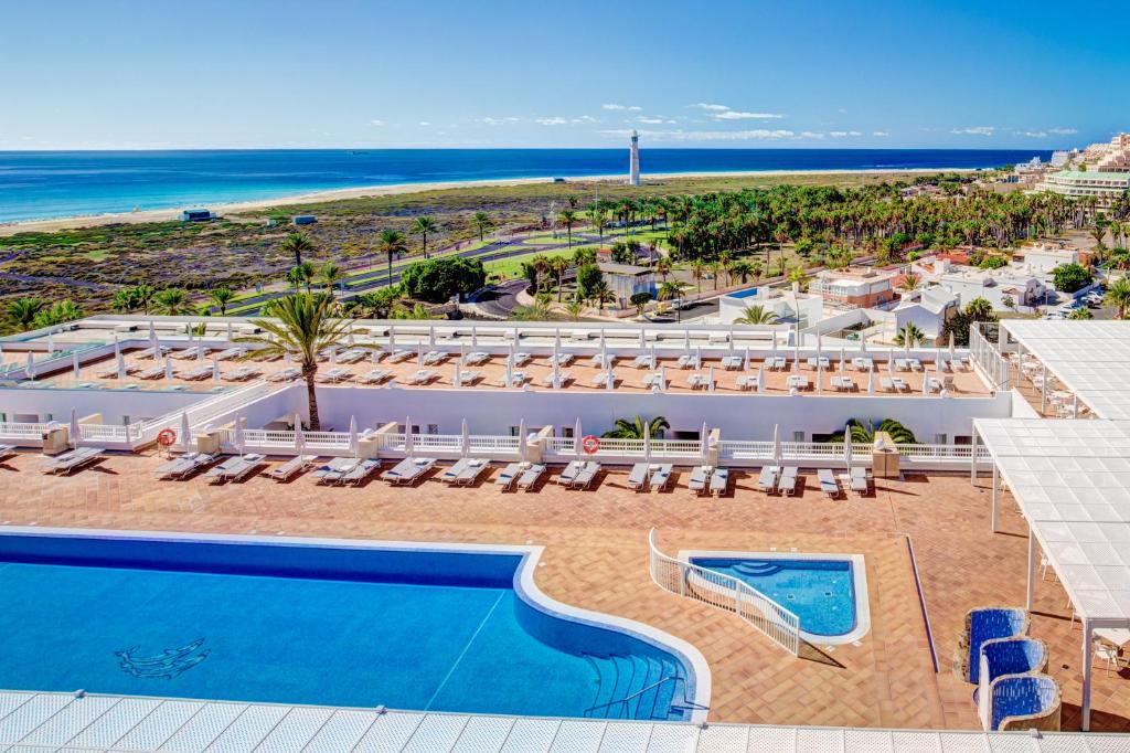 een luchtzicht op een resort met een zwembad en het strand bij SBH Maxorata Resort in Morro del Jable