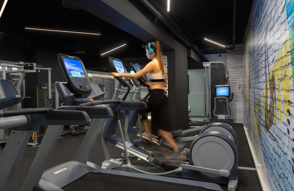 Fitness centrum a/nebo fitness zařízení v ubytování Link Hotel & Hub By Dan Hotels