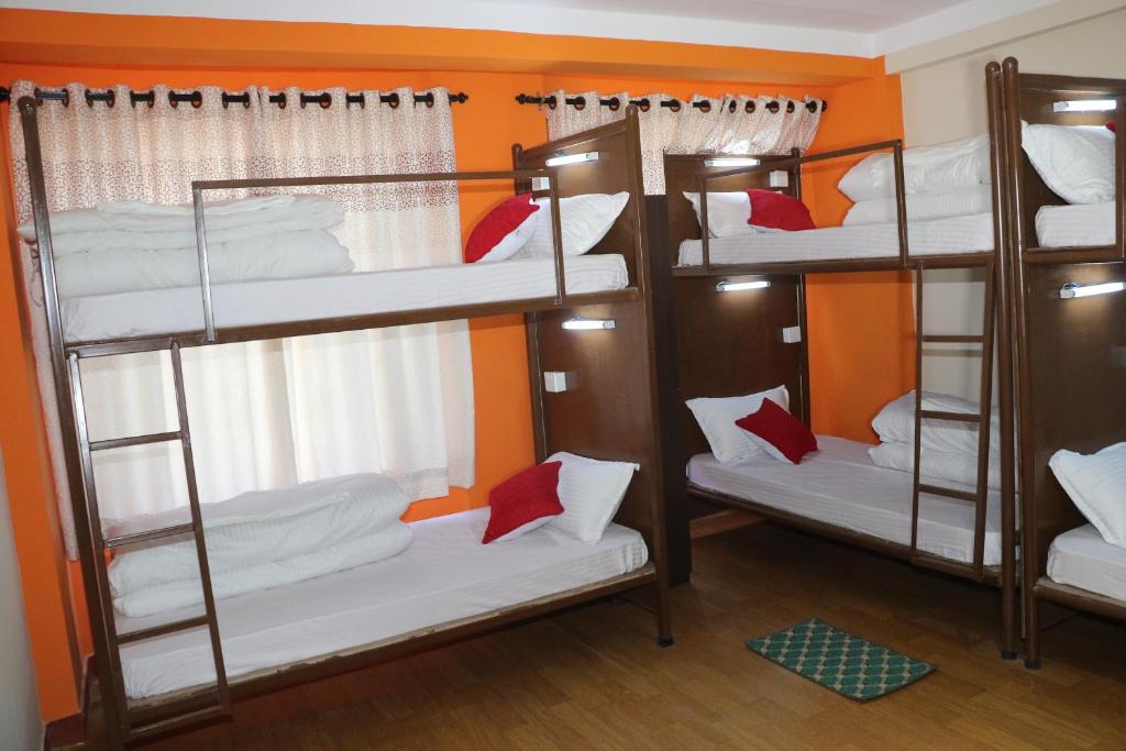 Postel nebo postele na pokoji v ubytování Rambler Hostel Pvt Ltd