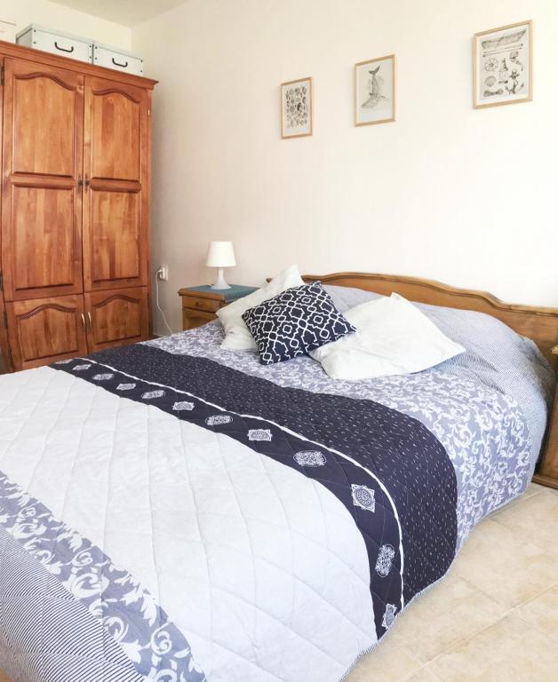 A bed or beds in a room at Apartament Rose