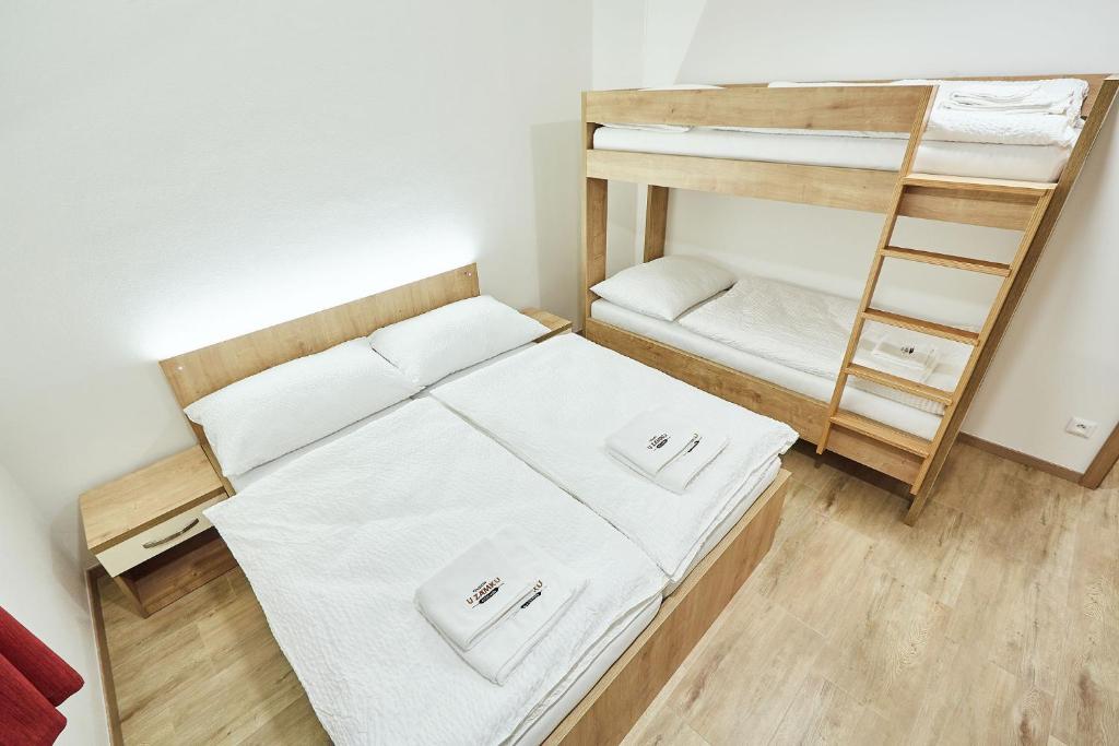 Postel nebo postele na pokoji v ubytování Penzion U Zámku