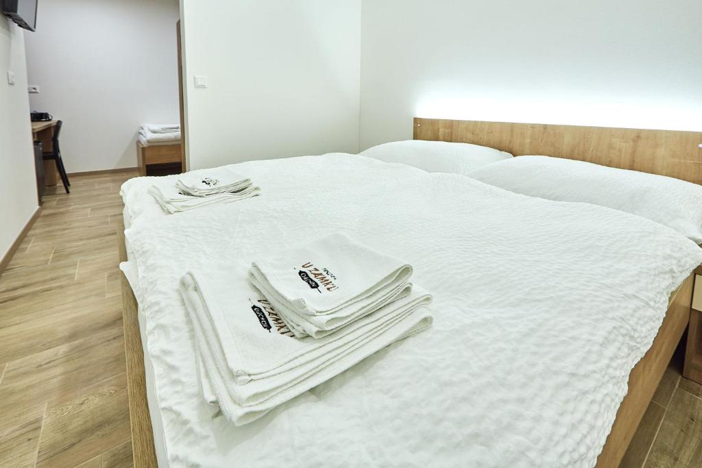 Postel nebo postele na pokoji v ubytování Penzion U Zámku