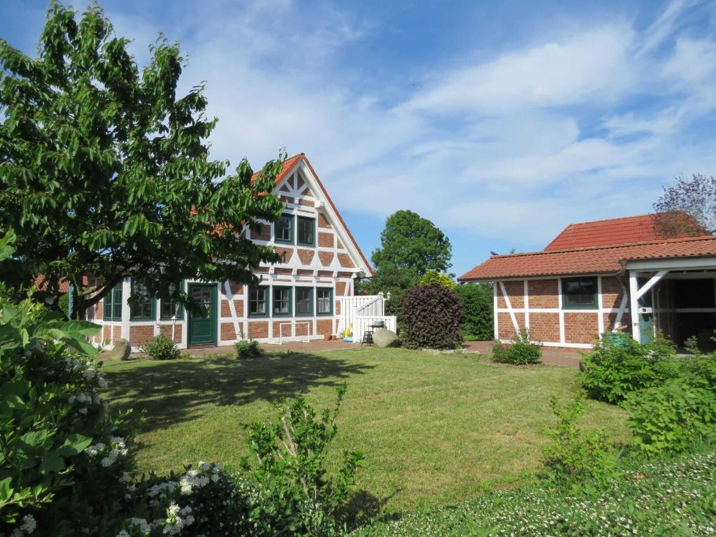 ein Bild eines Hauses mit Garten in der Unterkunft Premium-Ferienhaus Elbstar im Feriendorf Altes Land in Bachenbrock