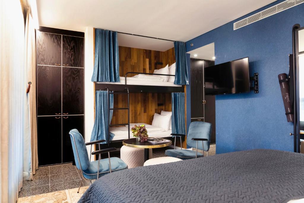 TV a/nebo společenská místnost v ubytování Fabric Hotel - an Atlas Boutique Hotel