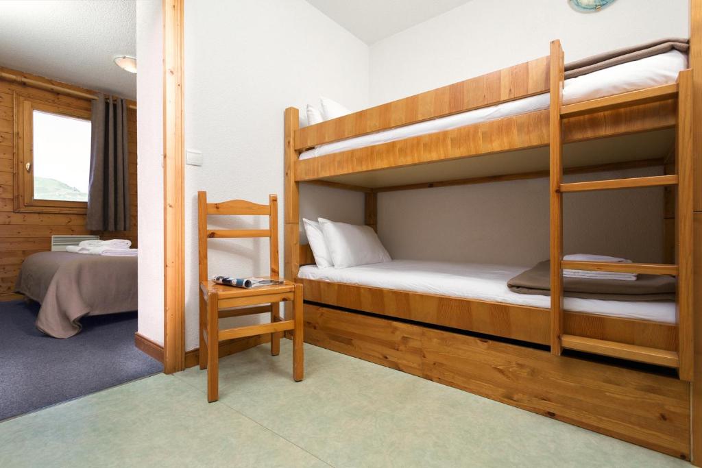 Krevet ili kreveti na sprat u jedinici u okviru objekta Madame Vacances Lodges des Alpages