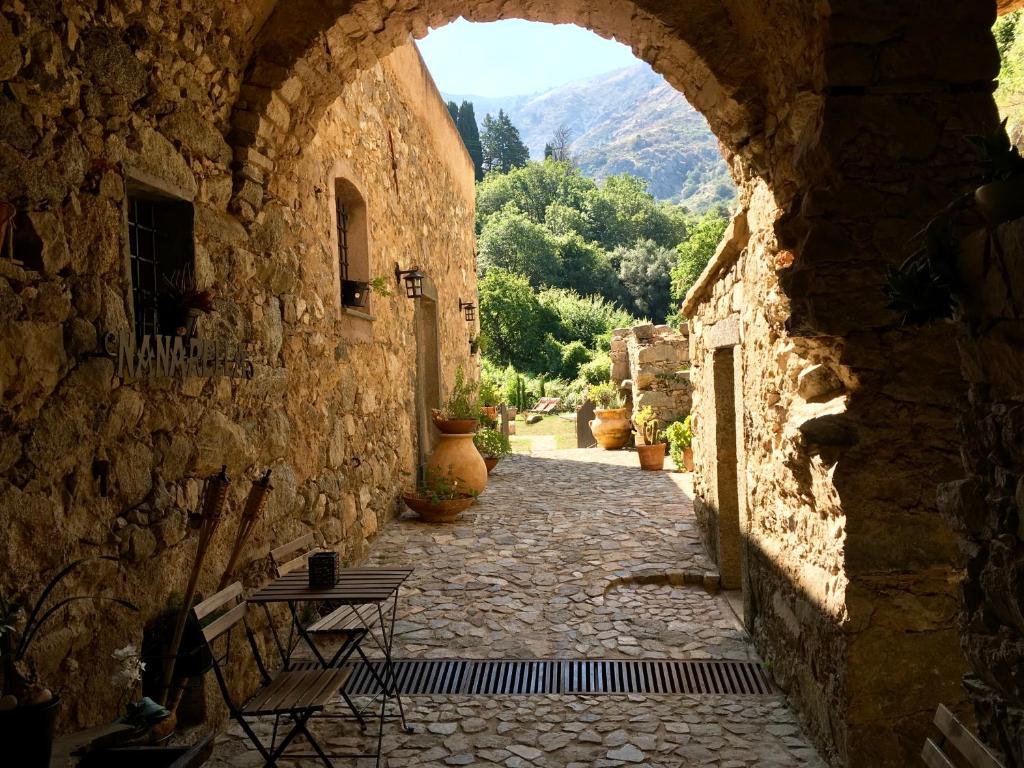 Une allée avec une arche dans un bâtiment en pierre dans l'établissement Chambres d'hôtes - Mulino nannaré, à Ville-di-Paraso