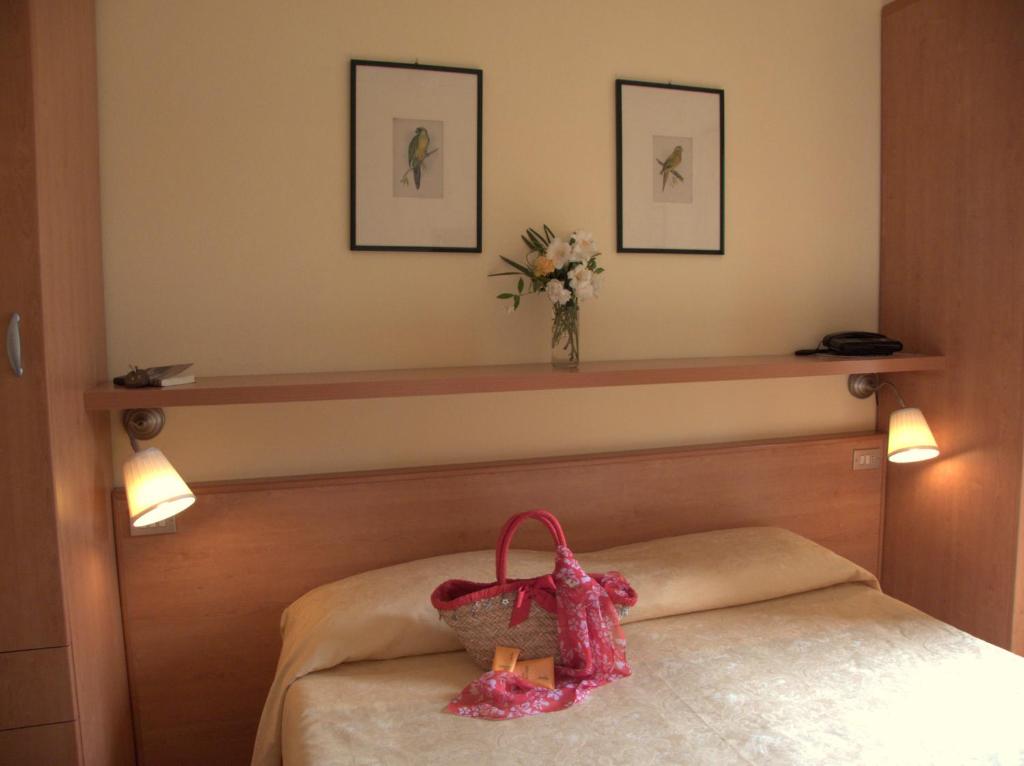 A bed or beds in a room at Hotel Il Caminetto