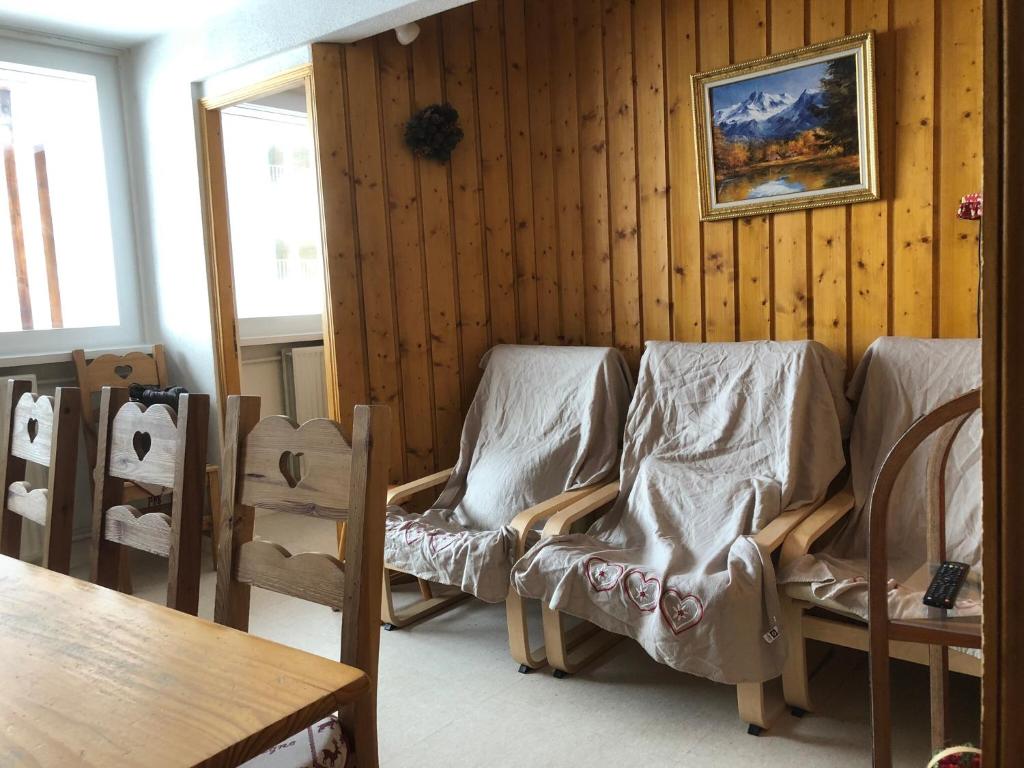 a living room with two chairs and a table at Lauzes in Les Menuires