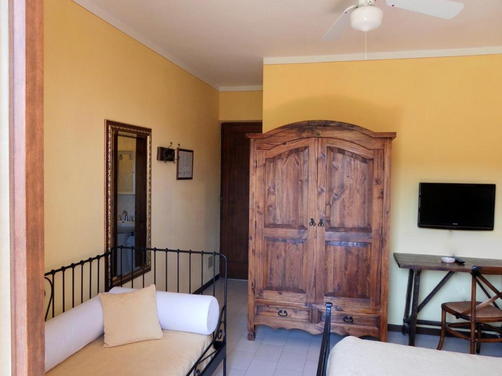 A television and/or entertainment centre at Hotel Il Caminetto