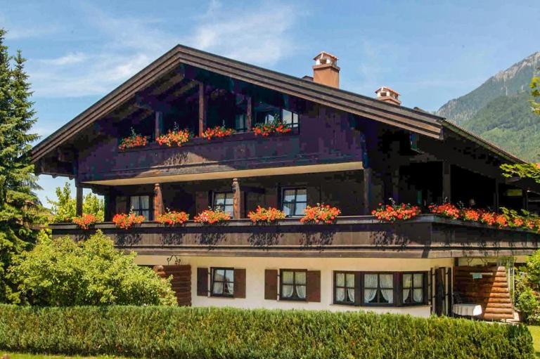 a house with flowers on the top of it at Haus Mariandl in Unterwössen