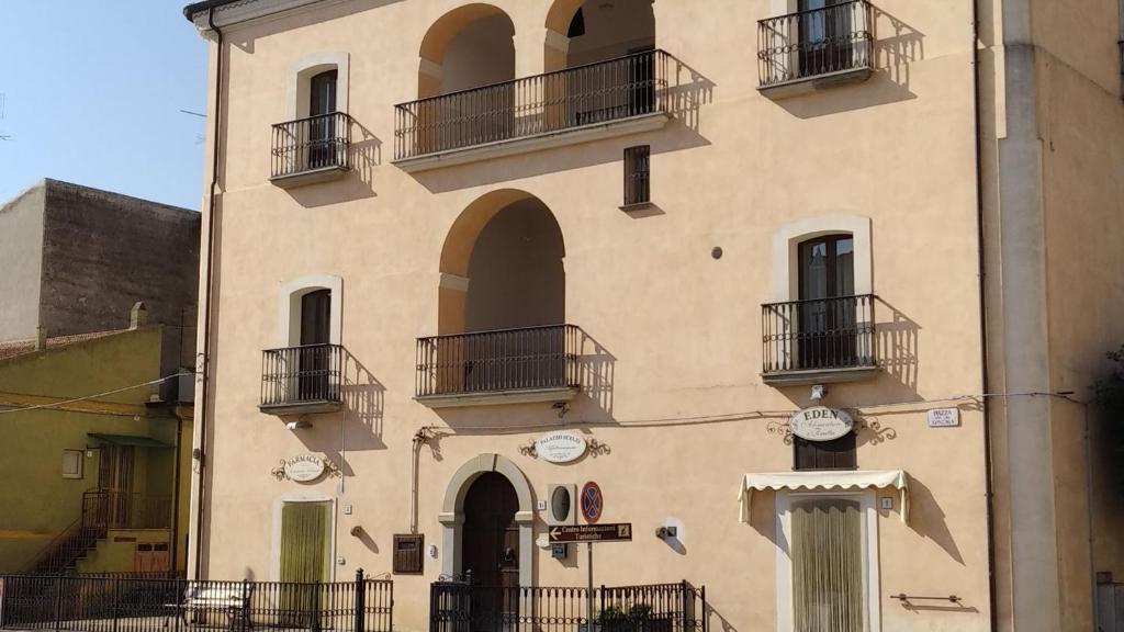 un edificio con balcones en un lateral en Palazzo Scelzi, en Aliano
