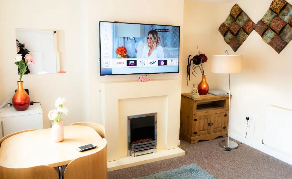 Stunning & Cosy 3 bedroom House, Sleeps 11 Guests, Free Car Parking & Super fast WIFI !, Birmingham, United Kingdom