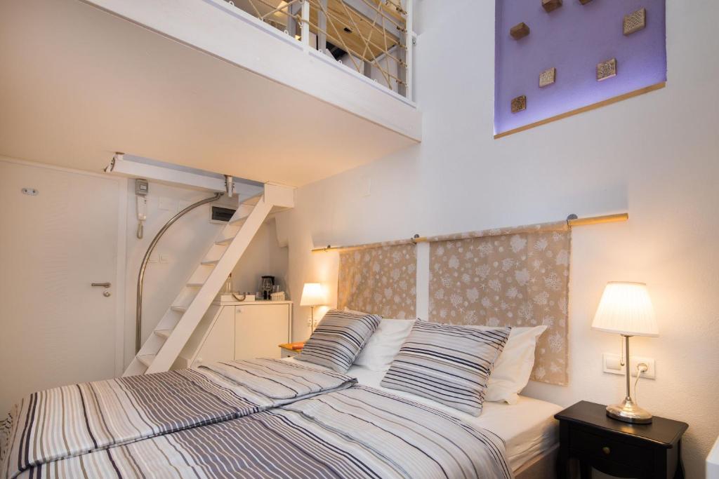 um quarto com uma cama e uma escada em Rooms N&M em Split