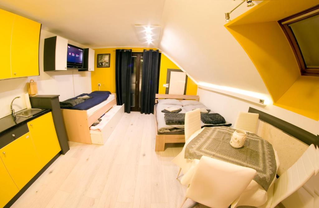 Kleines Zimmer mit 2 Betten und einem Tisch in der Unterkunft Apartma LINA, Encijan D-38 in Bohinj