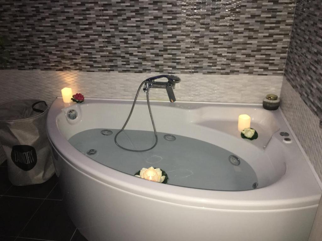 Fotografia z galérie ubytovania Sonias Central JACUZZI Apartment,100mbps v Solúne