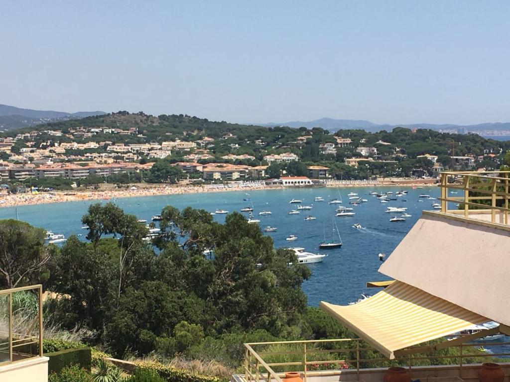 widok na port z łodziami w wodzie w obiekcie Precioso apartamento en S'Agaró con fantásticas vistas al mar w Sant Feliu de Guixols