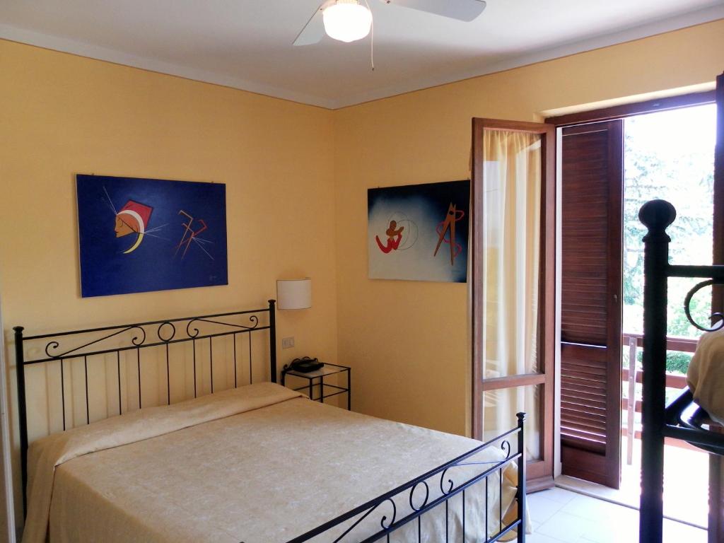 A bed or beds in a room at Hotel Il Caminetto