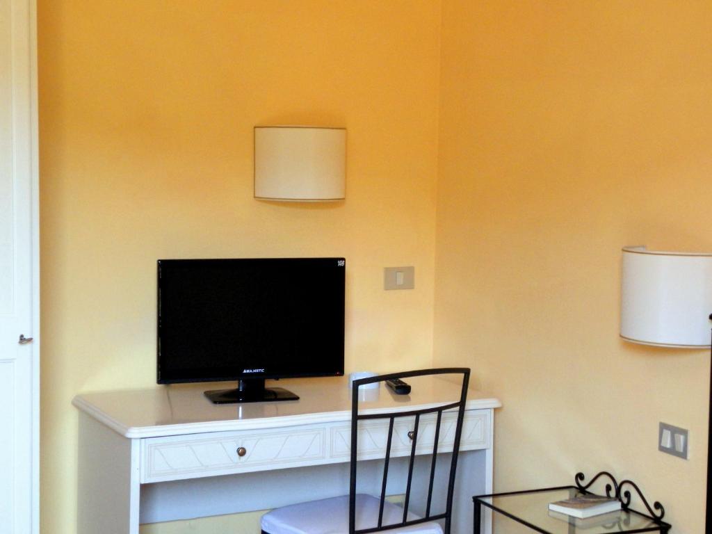 A television and/or entertainment centre at Hotel Il Caminetto