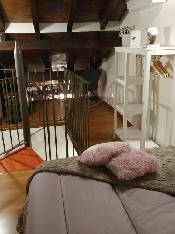 A bed or beds in a room at La Buhardilla de Andrea