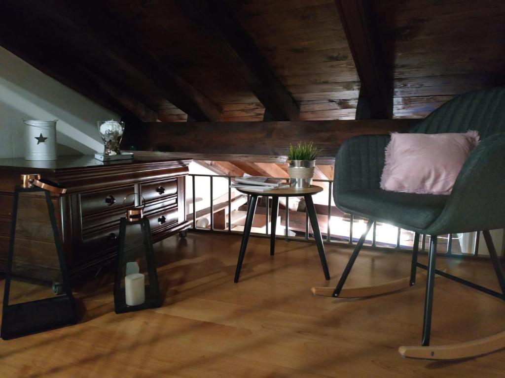 Habitación con mesa, 2 sillas, mesa y mesa. en La Buhardilla de Andrea, en Cuenca