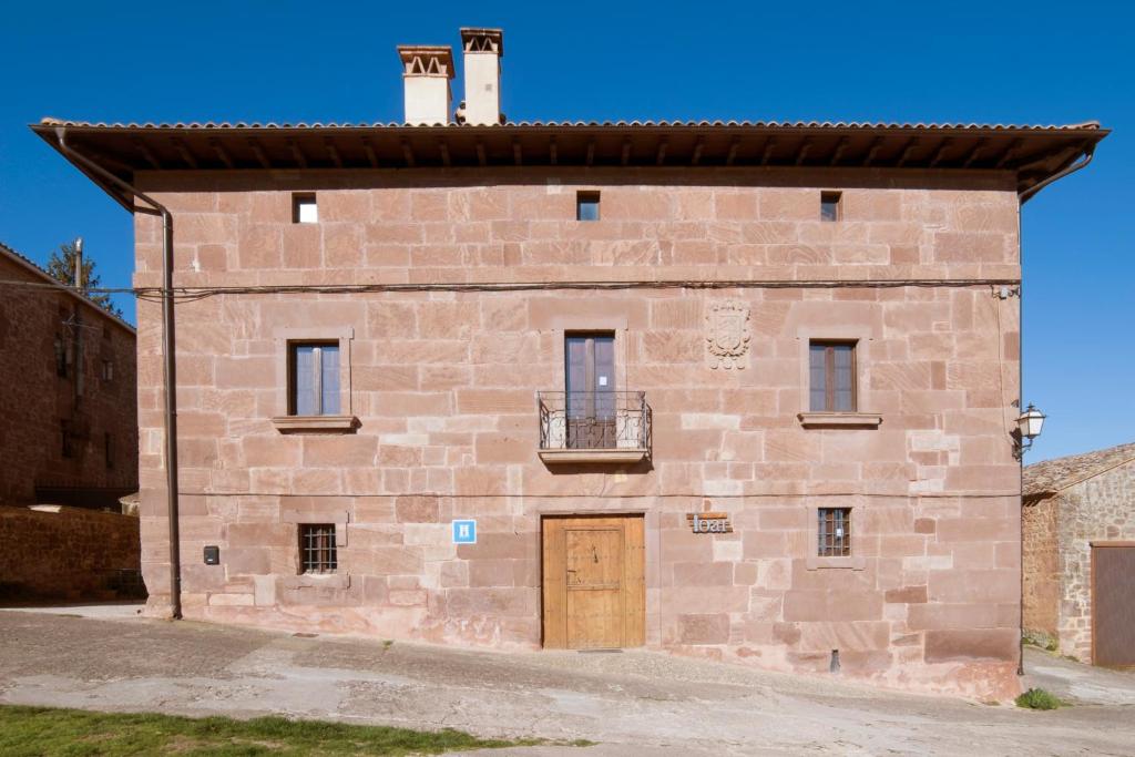 un gran edificio de ladrillo rojo con puerta en Hostal Rural Ioar en Sorlada