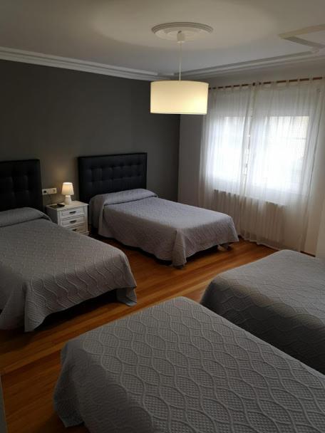 Postel nebo postele na pokoji v ubytování Pensión Albergue A Pedra