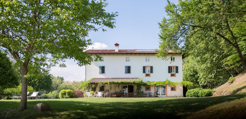 una grande casa bianca con cortile di La Collina delle Mignole a Moruzzo