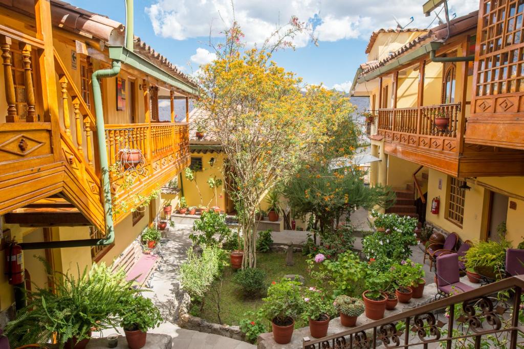 un callejón entre dos edificios con plantas en Amaru Colonial, en Cusco
