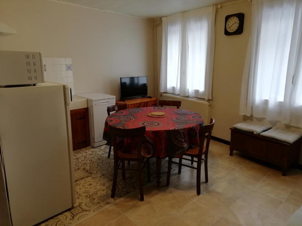 福爾米蓋雷的住宿－Résidence Llapasset，厨房配有桌椅和冰箱。