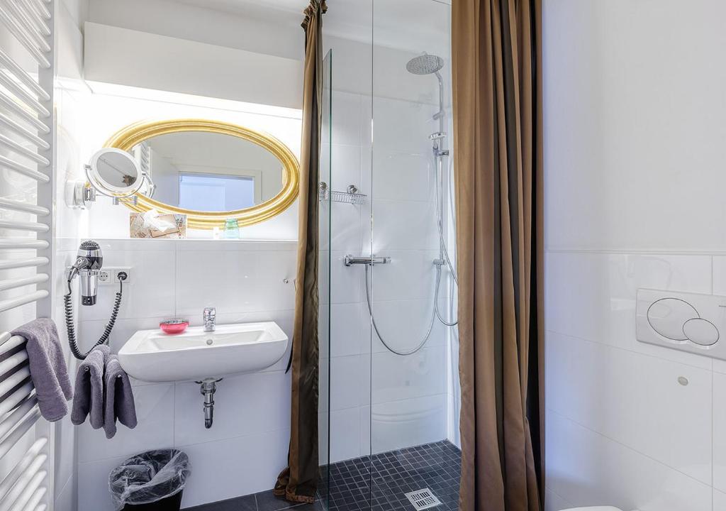Ett badrum på Apart Hotel Fulda