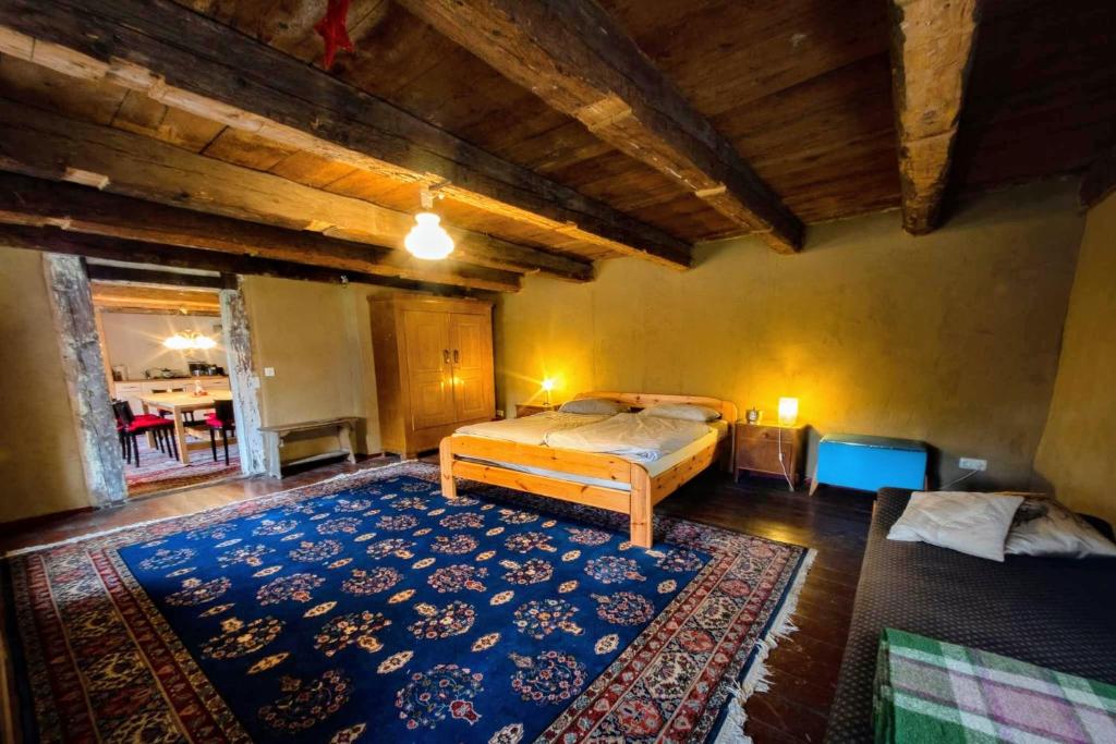 Ein Bett oder Betten in einem Zimmer der Unterkunft Kretscham Tauchritz Gästehäuser "Alte Brennerei" am Berzdorfer See bei Görlitz